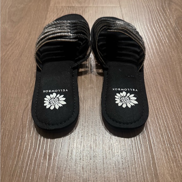 Yellow box, black sandals, size 8, new without tags - Picture 2 of 3